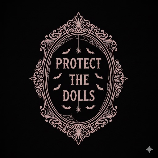 Eine im Gothic-Stil gehaltene Illustration auf schwarzem Hintergrund. Im Zentrum ist ein ornamentaler, ovaler Spiegelrahmen zu sehen. Im Inneren des Rahmens steht der englische Text "PROTECT THE DOLLS" in einer hellen, leicht leuchtenden Schrift. Das Design ist mit fliegenden Fledermäusen und kleinen Spinnen an Spinnweben verziert.