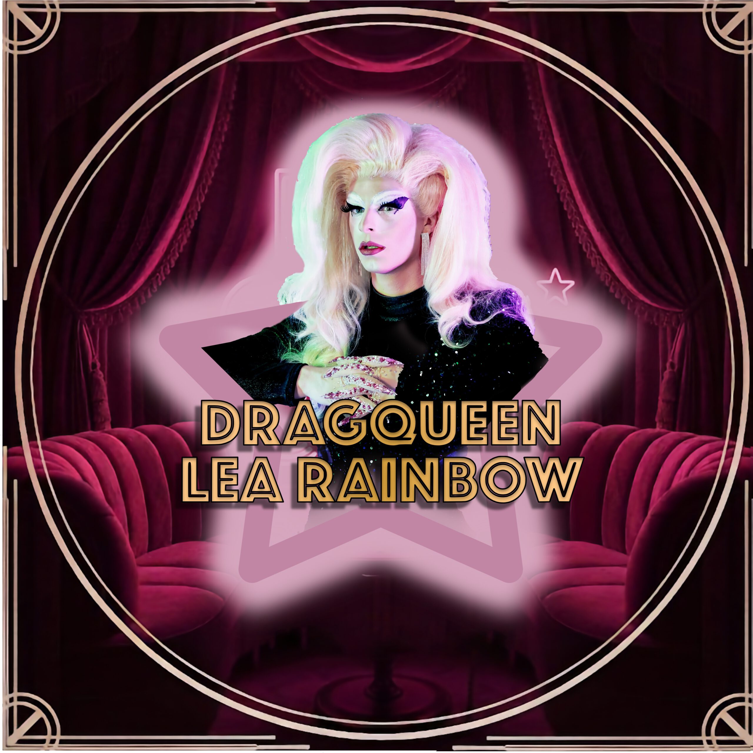 Porträt von Drag Queen Lea Rainbow vor einer rosa Samt-Sitzgruppe