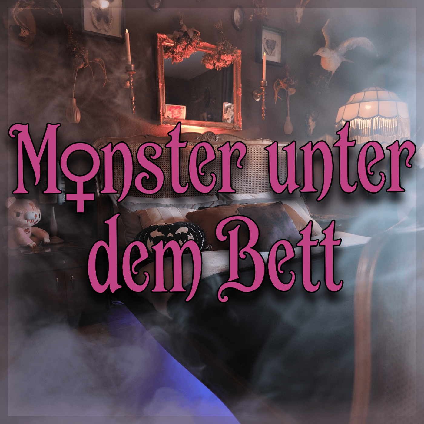 Ein atmosphärisches Foto eines dunkel eingerichteten und nebelverhangenen Schlafzimmers. Der Titel 'Mønster unter dem Bett' steht in großer, rosa, stilisierter Schrift über dem Bild, wobei der erste Buchstabe 'M' mit einem Venus-Symbol und einem Kreuz gestaltet ist. Der Raum ist mit kuriosem Vintage-Dekor geschmückt, darunter ein taxidermierter Fuchs und Vogel an der Wand, ein goldumrahmter Spiegel, ein Teddybär mit einer Wunde am Kopf und ein Fransenlampenschirm. Ein markantes blaues Licht leuchtet unter dem Bett hervor.